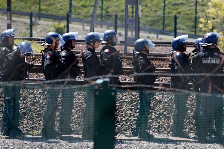 British Transport Boss Says French Military Should Protect UK Drivers From Calais Migrants