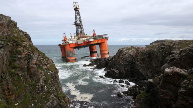 Government to Hold Inquiry into Grounding of Oil Rig