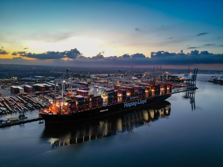 Port of Southampton : 2 container vessels simultaneously